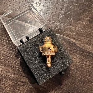 Sigma Delta Tau pin